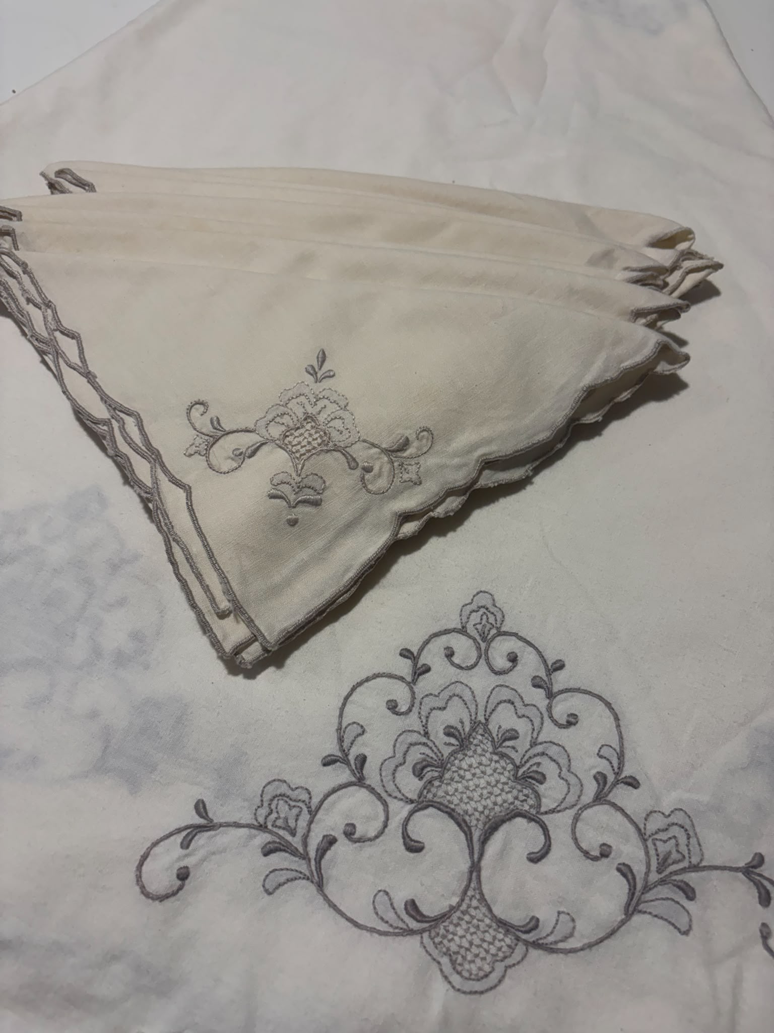 MANTEL REDONDO ALGODON BORDADO + 7 SERVILLETAS