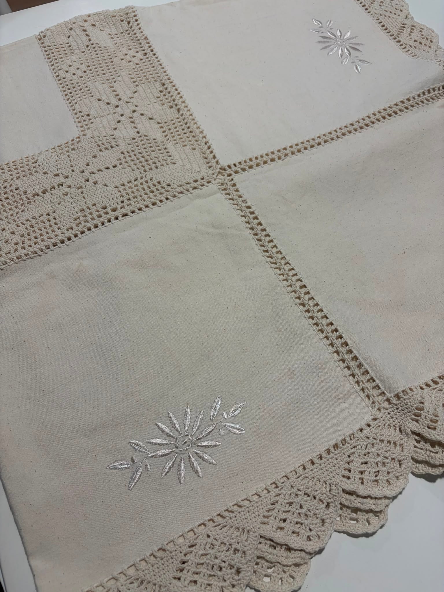 MANTEL CUADRADO CROCHET BORDADO