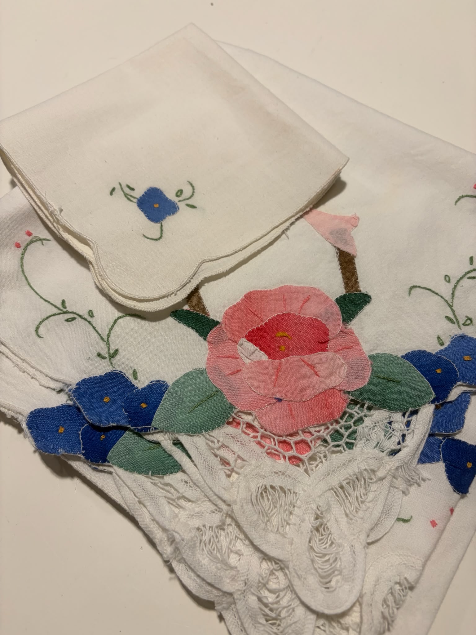 MANTEL CUADRADO ALGODÓN BORDADO FLORES + 6 SERVILLETAS