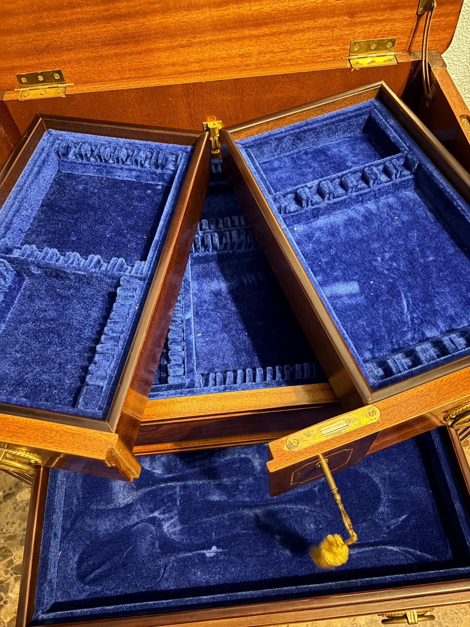 MUEBLE CUBERTERO DE MARQUETERIA