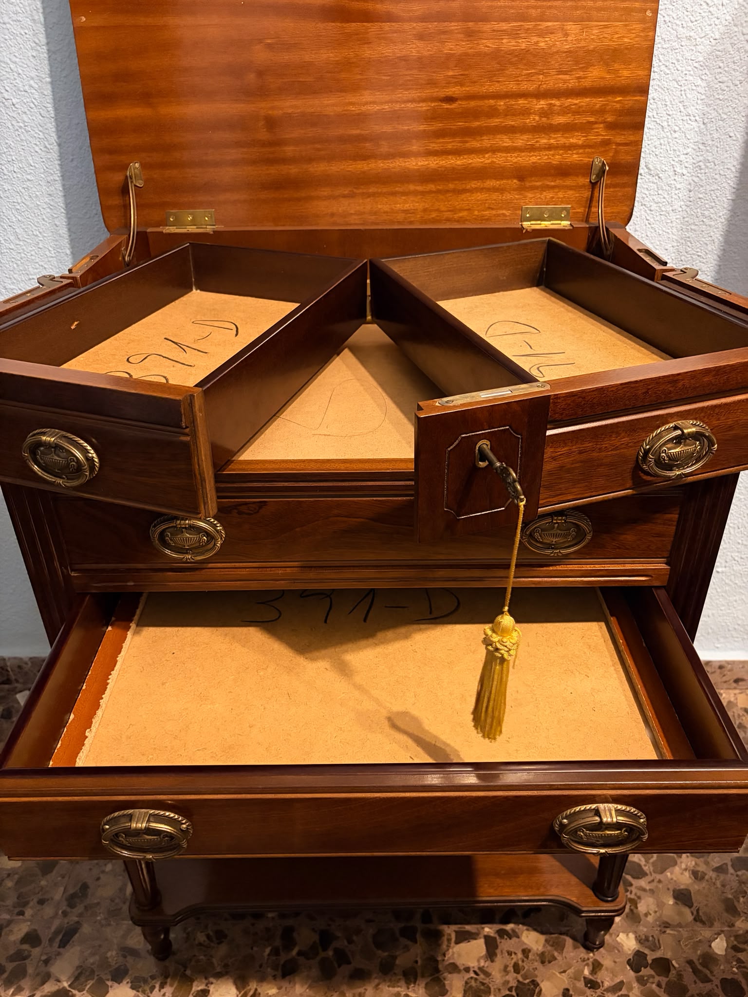 MUEBLE CUBERTERO DE MARQUETERIA